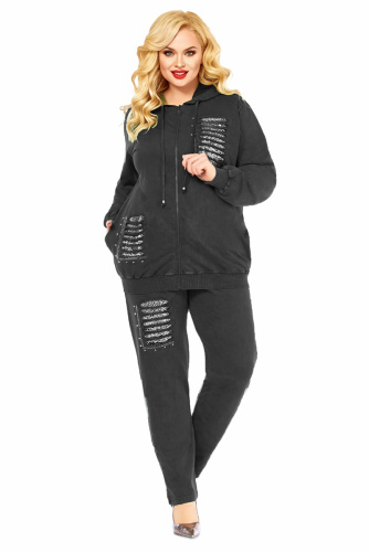 Женщина plus size в черном спортивном костюме с пайетками 56-62 размера.