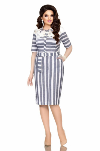 Женщина в синем летнем платье Mira Fashion 4402 из хлопка с гипюром и поясом.