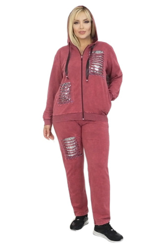 Женщина plus size в коралловом спортивном костюме с пайетками, размер 56-62.